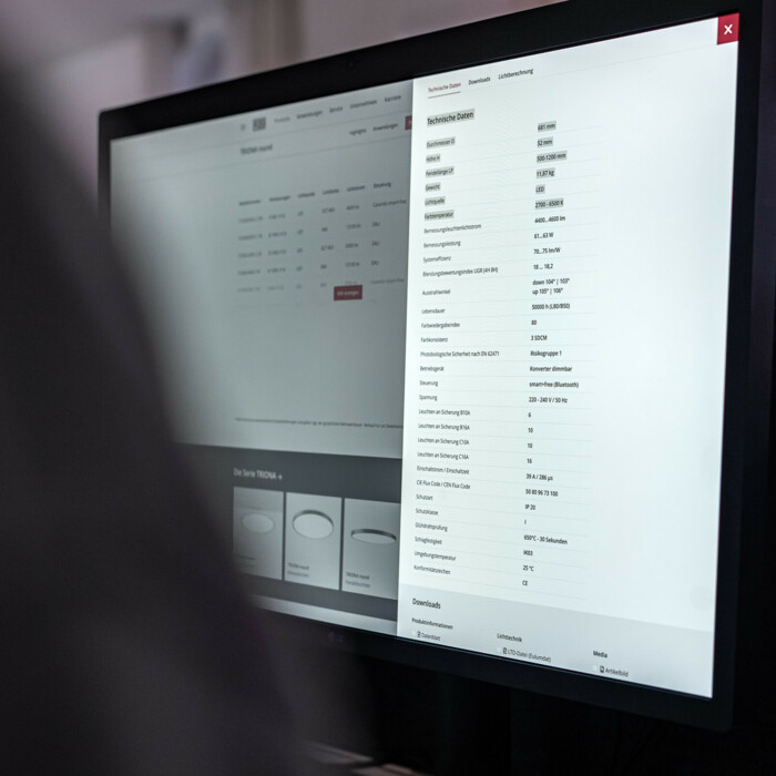 Technische Daten werden aus dem Produktinformations-Management geladen und auf der Website des Leuchtenherstellers RZB dargestellt.