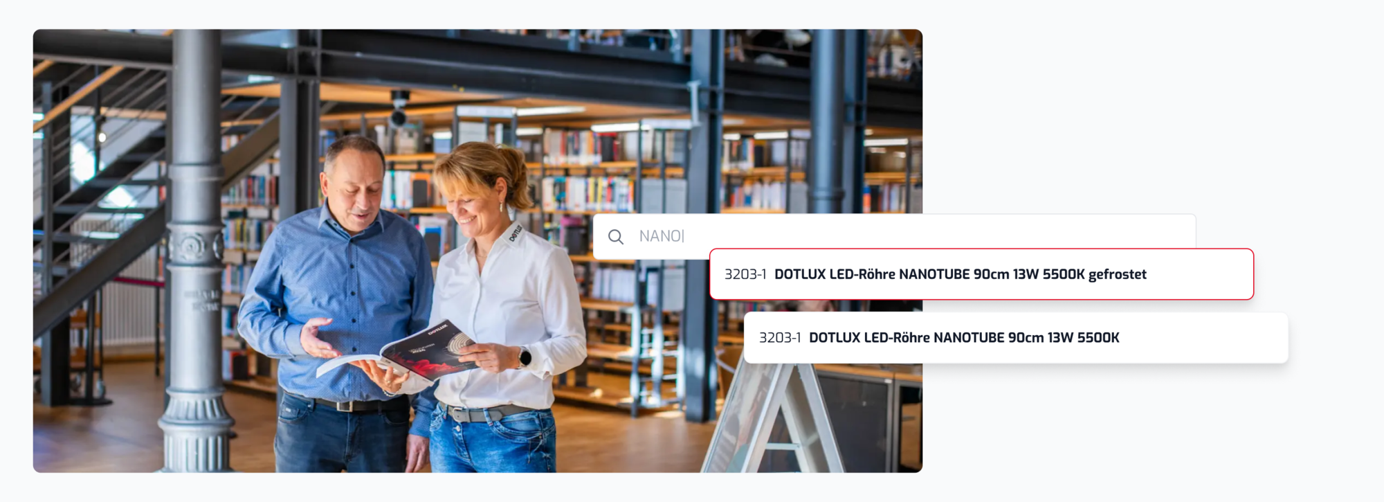 Mann und Frau vergleichen in moderner Bibliothek verschiedene LED-Röhren, Fokus auf Nanotube 13W 5500K products.