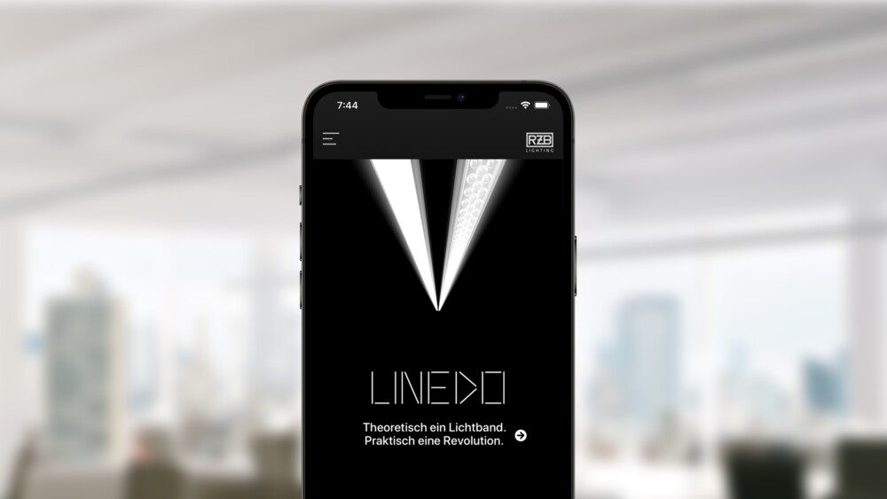 Smartphone zeigt App-Oberfläche mit LED-Lichtband-Design und Text „Theoretisch ein Lichtband. Praktisch eine Revolution.“