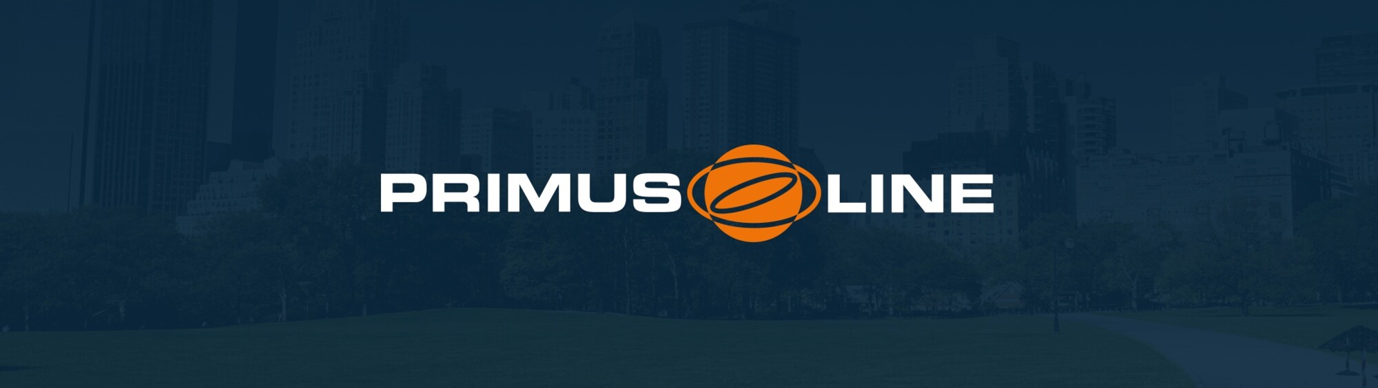 Primus Line Logo mit orangefarbenem Basketball-Symbol vor urbanem Hintergrund für Rohrleitungs- und Sanierungslösungen
