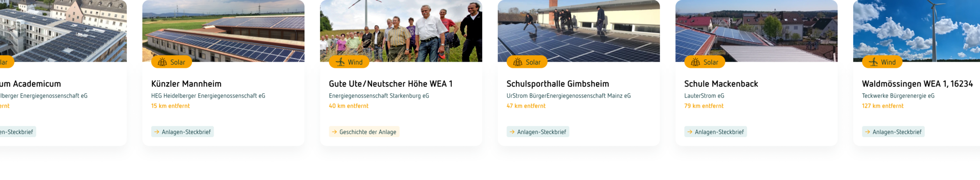 Übersichtliche Kachel-Darstellung von Energieanlagen und Schulen mit Standortinformationen und Bewertungsdetails.