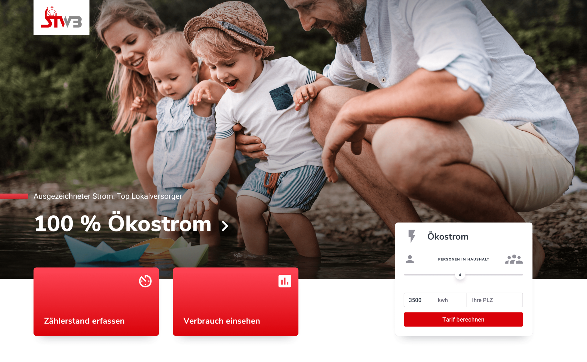 Glückliche Familie spielt mit bunten Papierschiffen am Flussufer, vermittelt 100 % Ökostrom und Nachhaltigkeit.