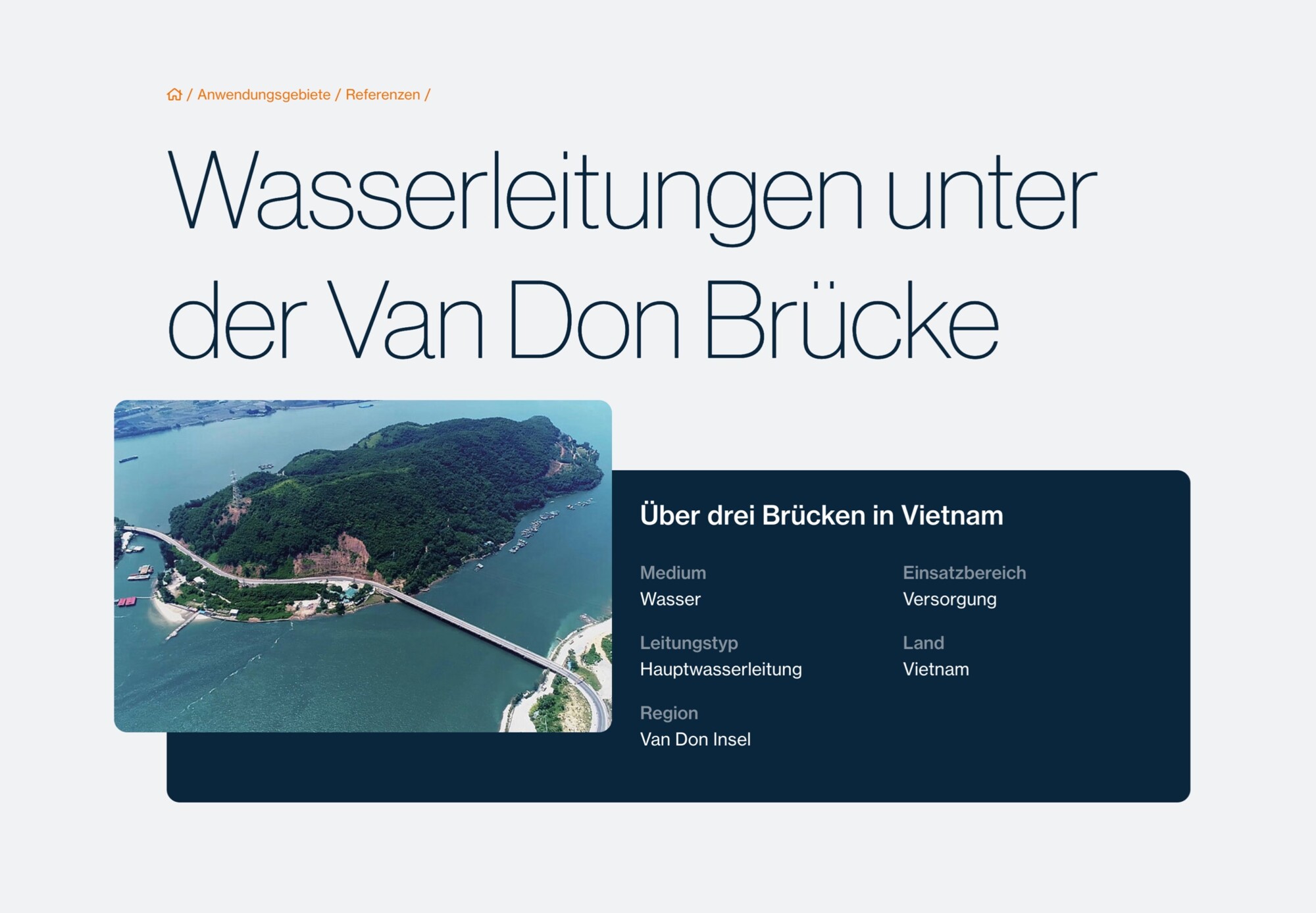 Luftaufnahme der Van Don Brücke in Vietnam mit Fokus auf Wasserleitungen zur Hauptwasserversorgung der Van Don Insel.