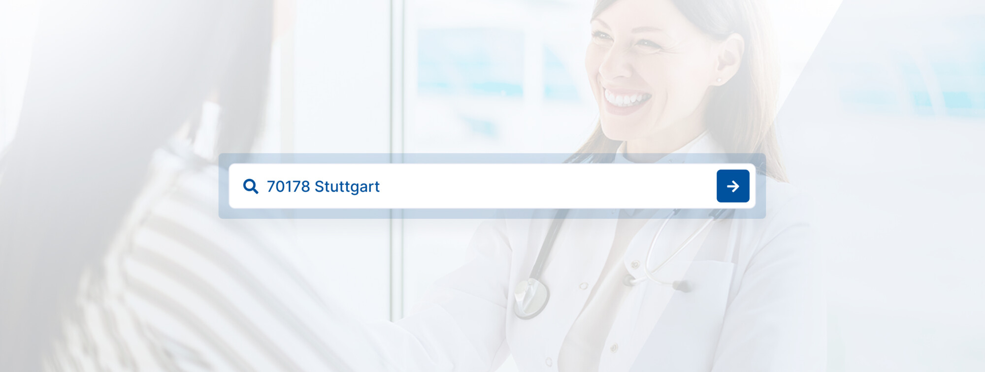 Suchfeld mit Eingabe "70178 Stuttgart" vor lächelnder Ärztin im hellen Praxisumfeld, symbolisiert Arzt- oder Klinikfindung