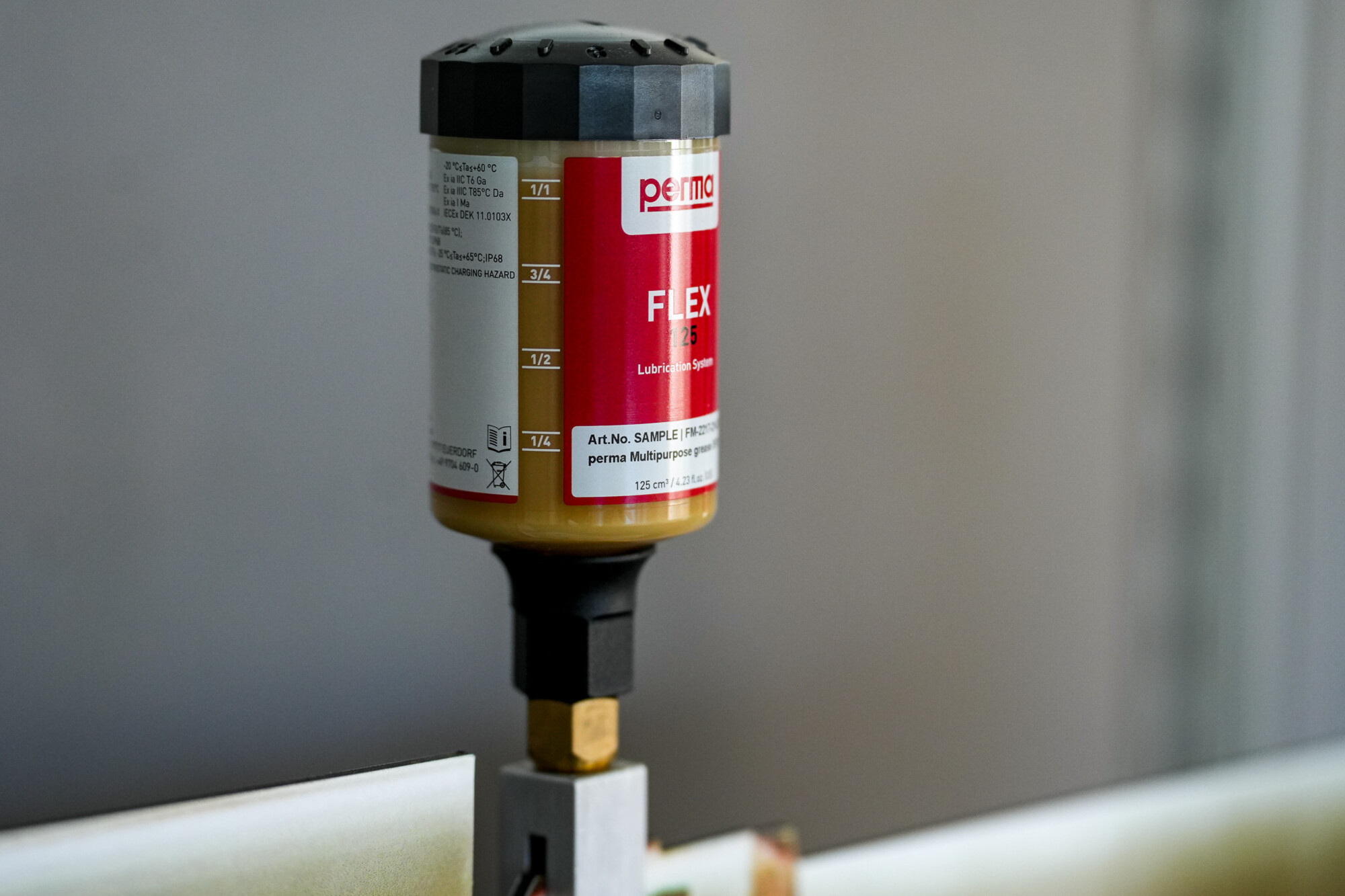 perma FLEX 125 Automatik-Schmierstoffspender mit rotem Etikett zur Industrieanlage-Schmierung