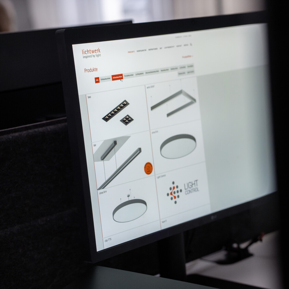 Website zeigt Produktübersicht von modernen LED-Leuchten und Lichtsteuerungssystemen von Lichtwerk für Innenräume.