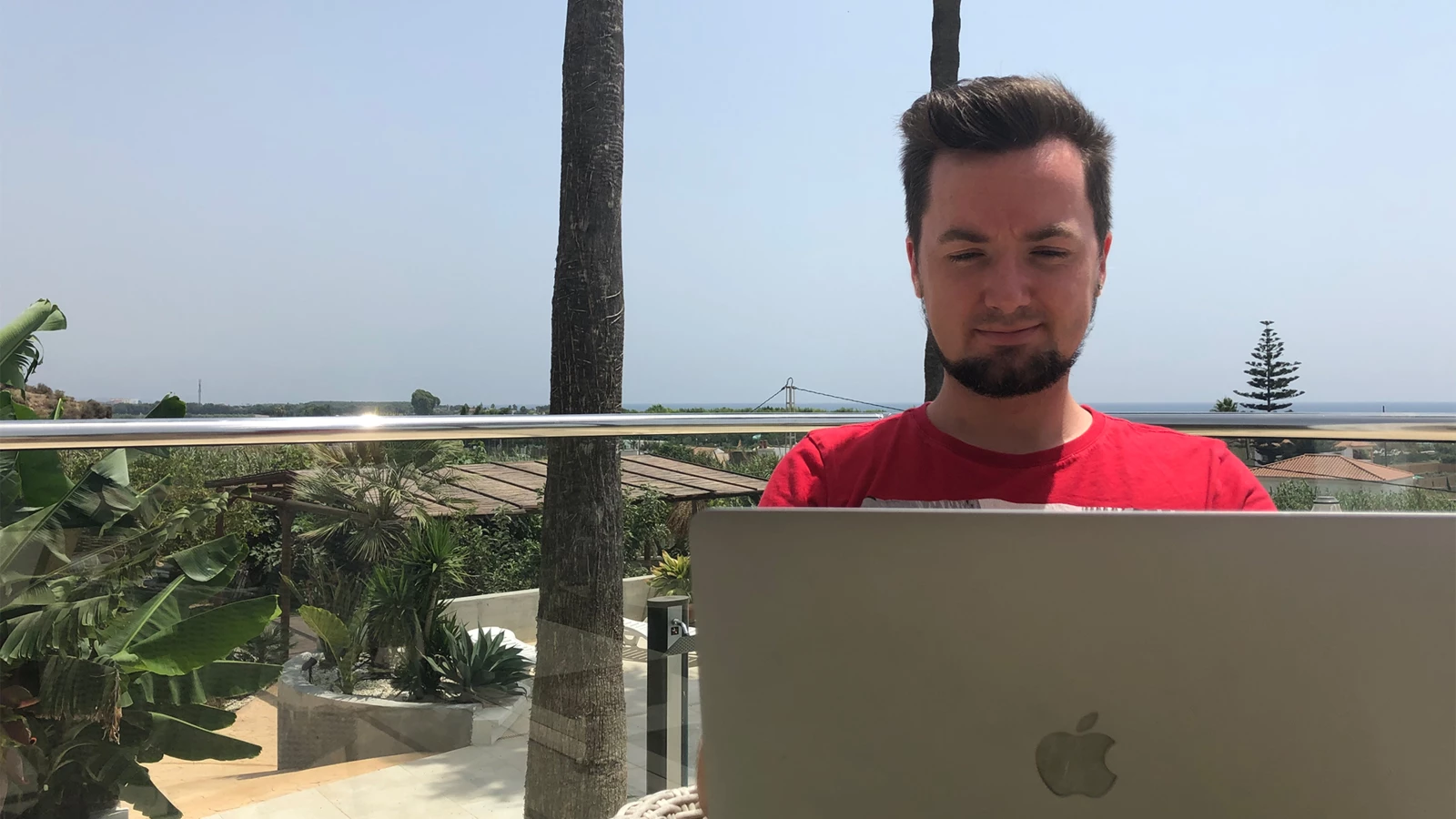 Domi im Home Office Dominik Probst arbeitet im Home Office in Spanien