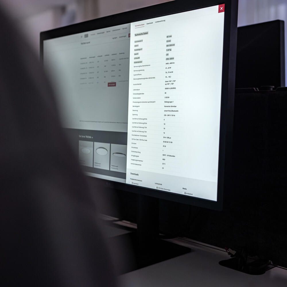 Computerbildschirm mit technischer Produktübersicht auf weißem Hintergrund, Fokus auf Datentabellen und Spezifikationen.