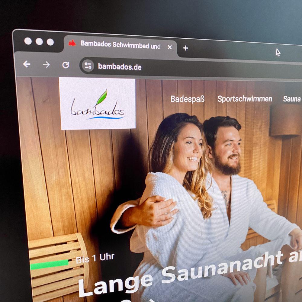 Paar entspannt in Sauna mit weißen Bademänteln, Werbung für lange Saunanacht auf bambados.de