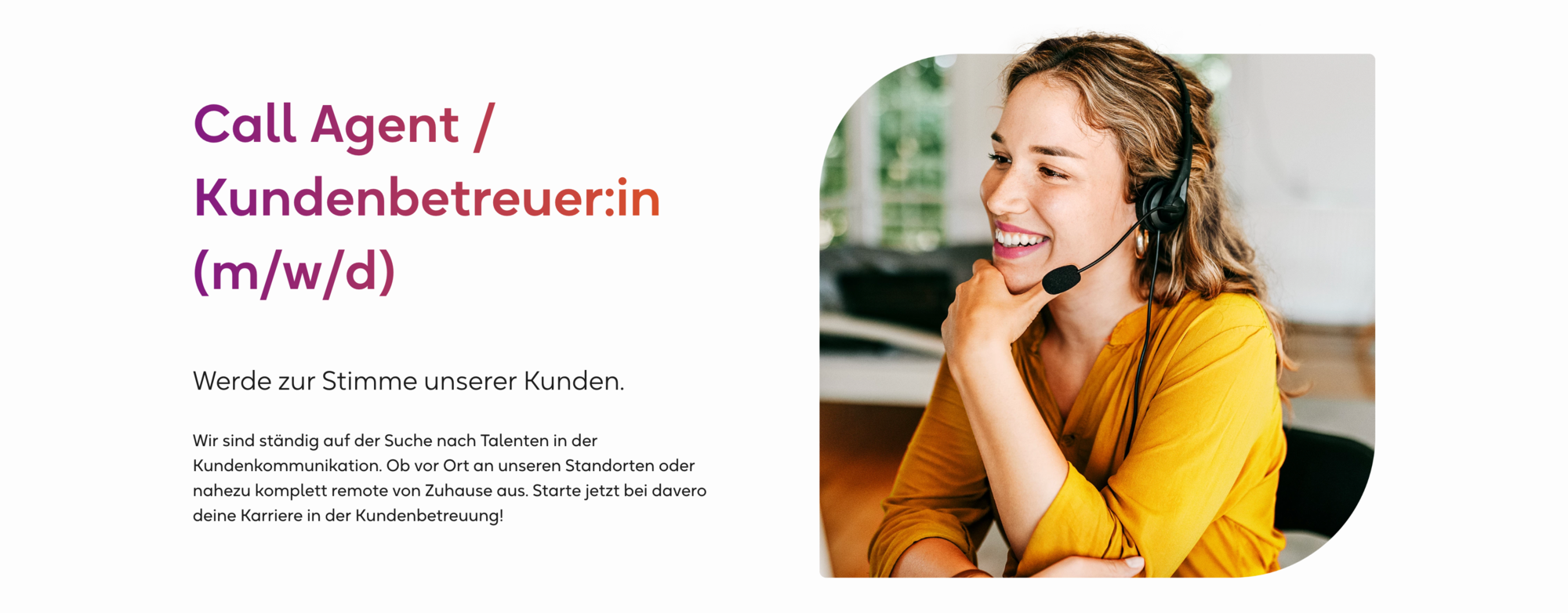 Frau mit Headset lächelt beim Telefonieren, Call Agent Jobs in Kundenbetreuung, remote Arbeiten möglich bei medienreaktor.